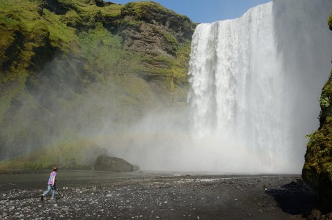 06900F2013___15256 On peut admirer depuis le pied Skogafoss ses 62m de haut...