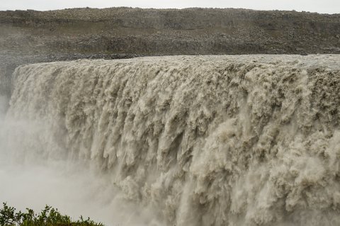 19295F2013___16468 Dettifoss, la cascade la plus puissante d'Europe charrie ses eaux boueuses dans un vacarme étourdissant (un personnage, sur la rive, en haut à gauche vous...