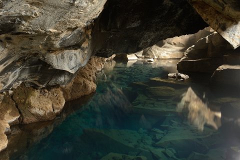 21900F2013___16723 Myvatn, Grjotagja, grotte inondée d'eau chaude (45°). Située sur la grande faille qui sépare les plaques Eurasie et Amérique du Nord, la grotte a été fortement...
