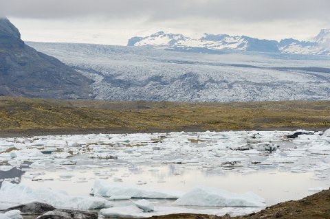 12500F2013___15804 Fjallsarlon, partie est permettant d'apercevoir le Breiðamerkutjökull, autre branche du Vatnajökull.