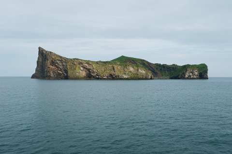 02800F2013___14810 A mi chemin, l'Ile inhabitée de Elliðaey dresse ses falaises sur la mer. Une maison de chasseurs y est la seule trace humaine.