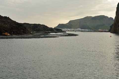 02900F2013___14821 Entrée du port d'Heimaey, la principale et seule île habitée de l'archipel. A gauche la coulée de lave de 1973 qui faillit condamner le port.