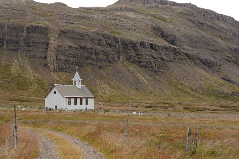 31000F2013___17758 10km à l'ouest du carrefour avec la route 55, au bord de la route 54, l'église de Breiðabólsstaður