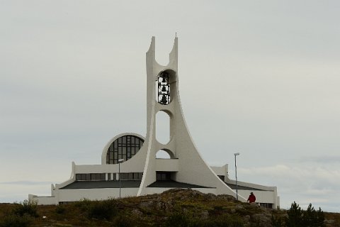 31180F2013___17822 L'église, construite en 1990 par l'architecte finlandais Jon Haralsson, évoque la silhouette d'un cygne.