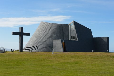 26800F2013___17206 En route vers la Péninsule de Vatnsnes, l'église de Blönduos (1982) évoque un cratère volcanique.