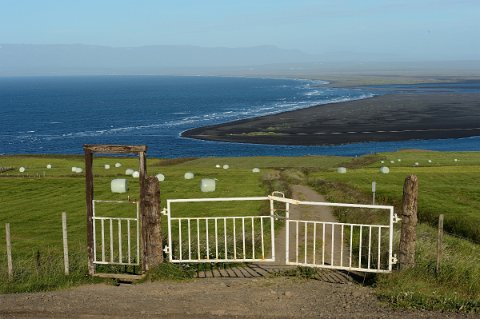 27800F2013___17336 Vue depuis la ferme d'Osar sur Hunafjörður. On aperçoit au bord de la première lagune (sigriðarstaðavatn), une importante colonie de phoques.
