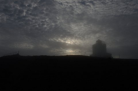 072F2013___15437 Dyrholaey, le phare. Le Dieu météo local ne nous laissera même pas apercevoir la célèbre arche qui illustre tant de brochures touristiques.