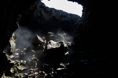 090F2013___14747 Dans un immense champ de lave le tunnel naturel de Raufarholshellir propose, à vos risques et périls, 1km d'une promenade de fin du monde.