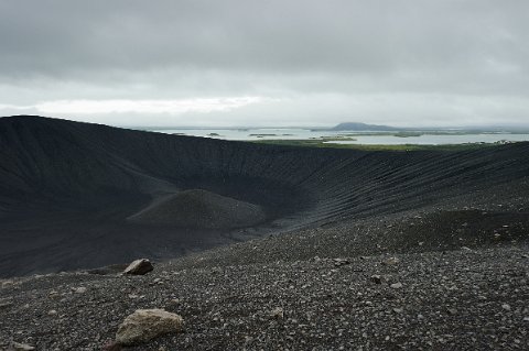 110F2013___16753 Cratère du Hverfell (remarquez les personnages sur la ligne de crête qui donnent l'échelle) dominant le lac Myvatn.