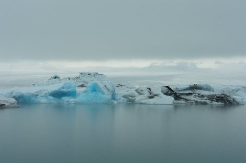 300F2013___16079 Au petit matin, une éclaircie laisse apparaitre le Vatnajökull derrière le Jokulsarlon.