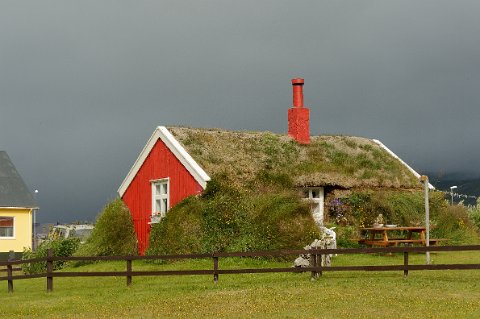 320F2013___16281 Borgarfjördur Eystri (aussi nommée Bakkargerdi). Maison traditionnelle, la Lindarbakki construite en 1899, sous un fugace instant de soleil.