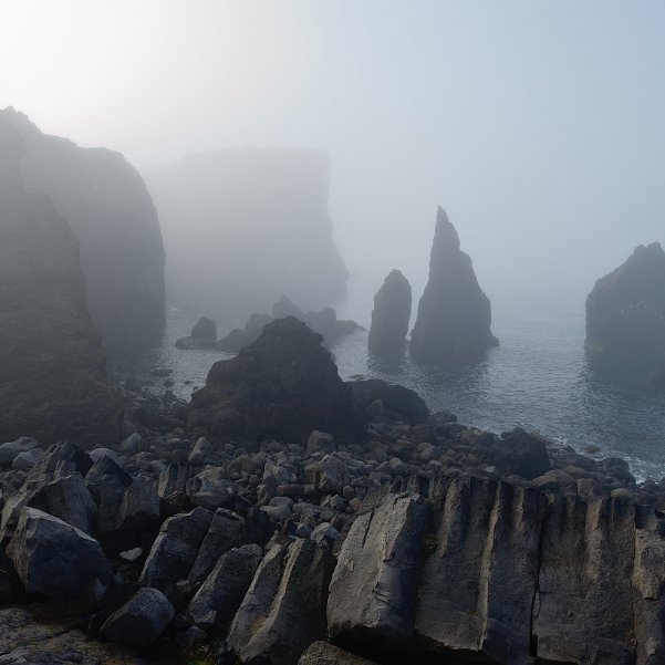 La péninsule de Reykjanes Si vous venez par avion, c'est là que vous arrivez. Et cette péninsule de cinquante kilomètres, à l'ouest de Reykjavik,...