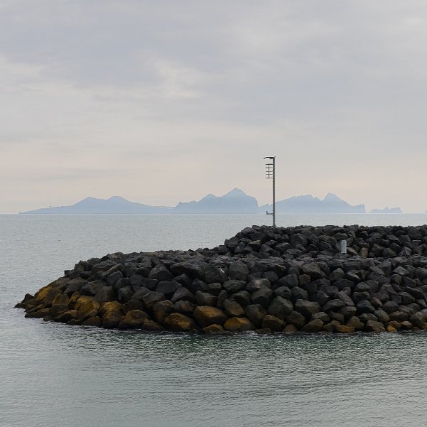 Les Iles Vestmann 15 petites ïles volcaniques aux falaises escarpées, à quelques encablures de la côte sud, dont l'une est apparue il y a...