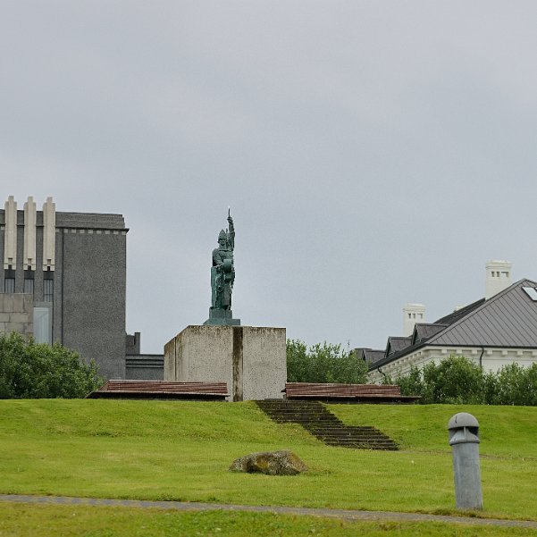 Reykjavik Il existe indiscutablement deux Islandes: Reykjavik, et la campagne. Reykjavik est une capitale (petite certes, mais une...