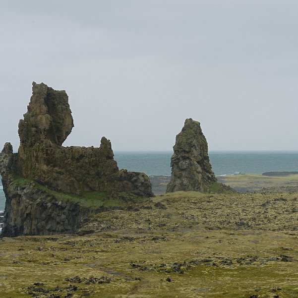 La péninsule de Snaefellsnes A l'écart de la route N°1, la péninsule de Snaefellsnes offre ses côtes déchiquetées, ses irréels paysages volcaniques,...