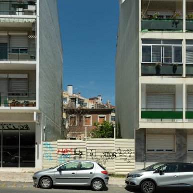 Lisbonne 1er mai 2017 Rue du Gal João de Almeida. Le quartier se transforme vite et les petites maisons deviennent rares.