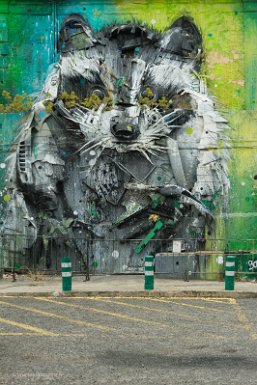 Lisbonne 30 avril 2017 Belèm, près du musée d'art moderne, Guaxiñao ou Big Racoon (2015) de Artur Bordalo, dit Bordalo II (1987-...) réalisé à partir de détritus.