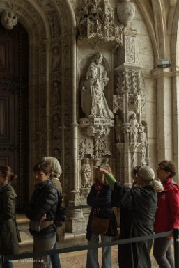 Lisbonne 30 avril 2017 Eglise du monastère des Hiéronymites, à droite du portail ouest, statue de Marie d'Aragon (1482-1517), seconde épouse du roi Manuel 1er