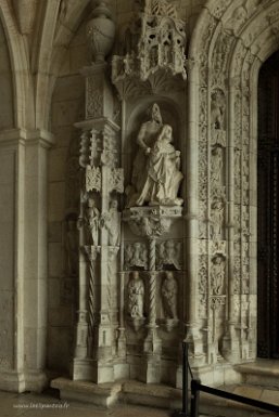 Lisbonne 30 avril 2017 Eglise du monastère des Hiéronymites, à gauche du portail ouest, statue du roi Manuel 1er (1469-1521) ordonnateur de la construction du monastère