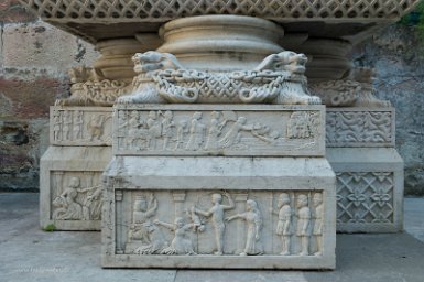 Lisbonne 1er mai 2017 Sé Patriarcal (cathédrale de Lisbonne), bas reliefs récents amenés ici en 2012 pour une exposition...et oubliés ici!