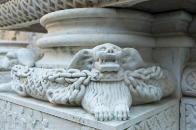 Lisbonne 1er mai 2017 Sé Patriarcal (cathédrale de Lisbonne), bas reliefs récents amenés ici en 2012 pour une exposition...et oubliés ici!