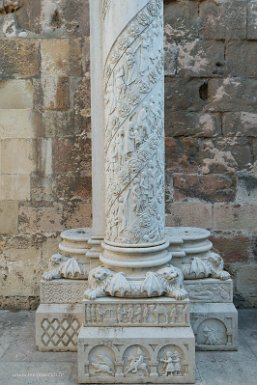 Lisbonne 1er mai 2017 Sé Patriarcal (cathédrale de Lisbonne), bas reliefs récents amenés ici en 2012 pour une exposition...et oubliés ici!