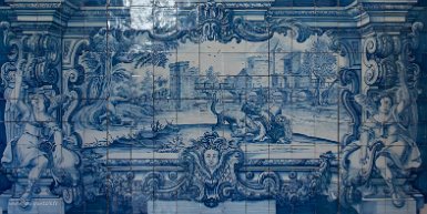 Lisbonne 2 mai 2017 Monastère São Vicente de Fora, azuleros des fables de La Fontaine d'après les dessins de Jean Baptiste Oudry pour l'édition de 1755, L'Ane et le chien