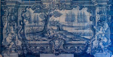 Lisbonne 2 mai 2017 Monastère São Vicente de Fora, azuleros des fables de La Fontaine, l'Ours et l'Amateur des Jardins