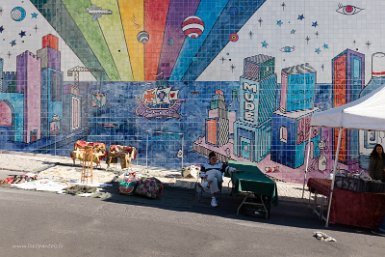 Lisbonne 2 mai 2017 Alfama, campo de Santa Clara, Feira de Ladra, mur d'azulejos de 198m réalisé par l'artiste français André Saraiva avec la collaboration des élèves des Beaux...