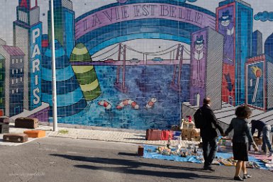 Lisbonne 2 mai 2017 Alfama, campo de Santa Clara, Feira de Ladra, mur d'azulejos de 198m réalisé par l'artiste français André Saraiva avec la collaboration des élèves des Beaux...