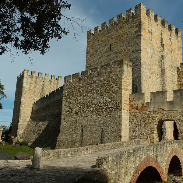 Chateau Saint Georges Sur la plus haute colline de Lisbonne, dans de rafraichissants jardins; le Château St Jean domine la ville. Il fut le...