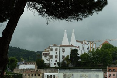 Lisbonne-Sintra 4 mai 2017 Palais national de Sintra, vue d'ensemble avec les célèbres cheminées des cuisines, hautes de 33m