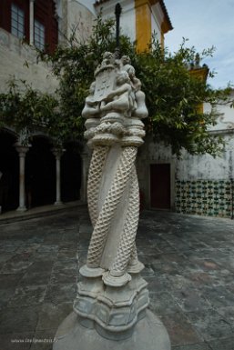 Lisbonne-Sintra 4 mai 2017 Palais national de Sintra, patio central, colonne des armoiries