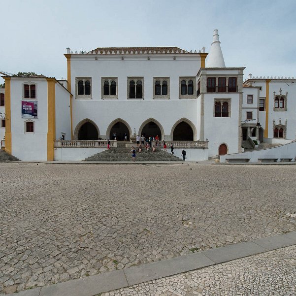 Palais National de Sintra Construit, reconstruit, agrandi et modifié sans cesse depuis le XIIIe s, le palais National de Sintra surprend toujours...