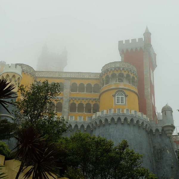 Palais de Pena Bien qu'il nécessite un bus et une petite marche pour y arriver, le Palais de Pena est inévitable. Construit au milieu...