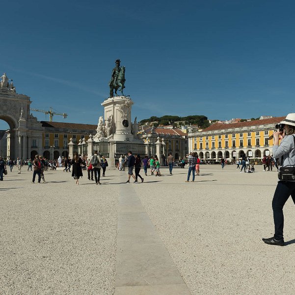 Baixa et Chiado Au pied de la colline du Chiado et de ses multiples monuments, Baixa est un quartier de rues droites et d'immeubles...