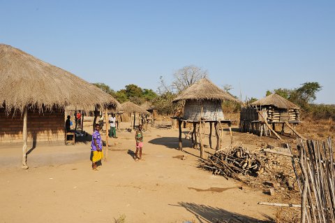 _847000-F2010___12434 Mozambique, de Cobue à Lichinga, villages