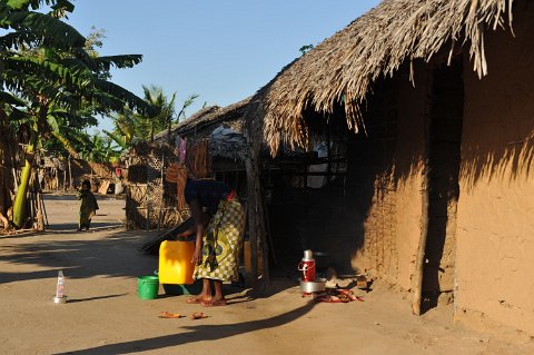 _108250-F2010___7369 Mozambique, Guludo, matin tôt et froid d'hiver: les femmes sont chargées du balayage du sol, du feu (donc du bois) et de l'approvisionnement en eau