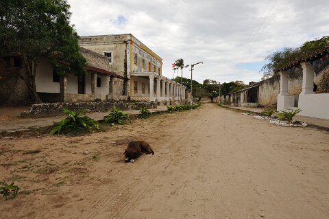 _025500-F2010___6928 Mozambique, Ibo, rue principale avec l'immeuble du FRELIMO (front de libération du Mozambique), au pouvoir depuis l'indépendance