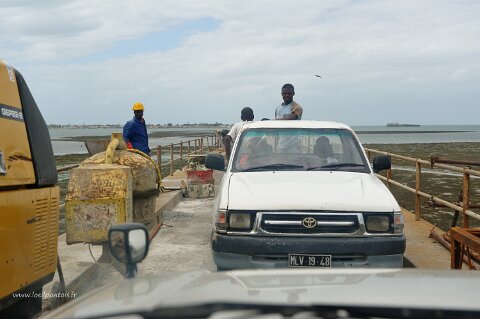 _436000-F2010___9695 Mozambique, rencontre sur le pont de Ilha de Mozambique, pont monovoie en béton de 3.4km construit en 1962