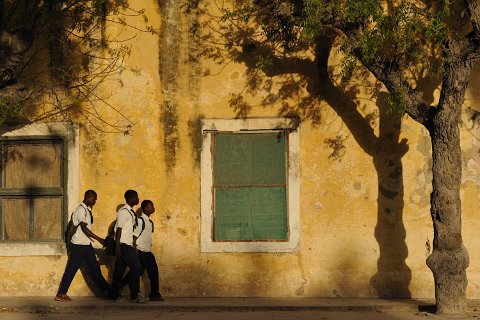 _465000-F2010___9810 Mozambique, Ilha de Mozambique, sortie de lycée