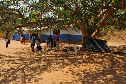 _785000-F2010___12095 Mozambique, près de Cobue, école