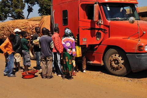 _643000-F2010___10903 Mozambique, Nkolongue, près de Metangula, chauffeur de camion nous dépannat en essence