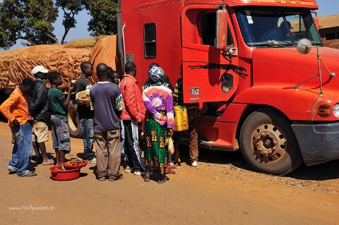 _643000-F2010___10903 Mozambique, Nkolongue, près de Metangula, chauffeur de camion nous dépannat en essence