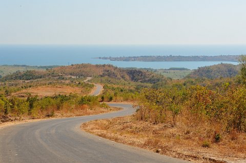 _644000-F2010___10906 Mozambique, Nkolongue, près de Metangula, descente vers le lac
