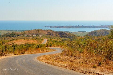 _644000-F2010___10906 Mozambique, Nkolongue, près de Metangula, descente vers le lac