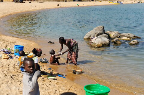 _650000-F2010___10919 Mozambique, Nkolongue, près de Metangula, ablutions
