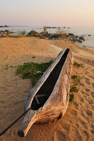 _700000-F2010___11175 Mozambique, Nkolongue, près de Metangula, bateau de pêche
