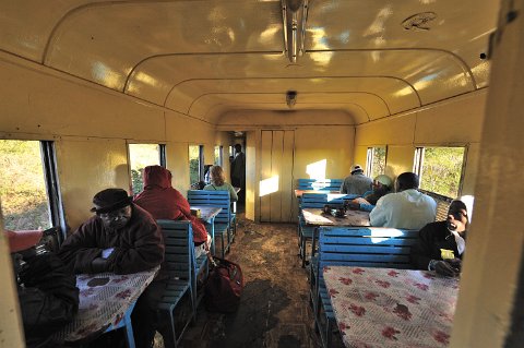 _600000-F2010___10624 Mozambique, train Nampula-Cuemba 360km, 12 heures, wagon restaurant