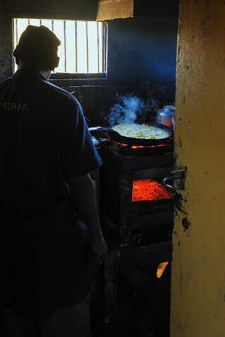 _602000-F2010___10659 Mozambique, train Nampula-Cuemba 360km, 12 heures, cuisine du train au feu de bois, technique qui explique pourquoi le wagon n'ouvre qu'une heure après le...